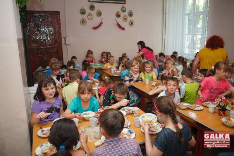 Діти переселенців у школах міста їстимуть безкоштовно