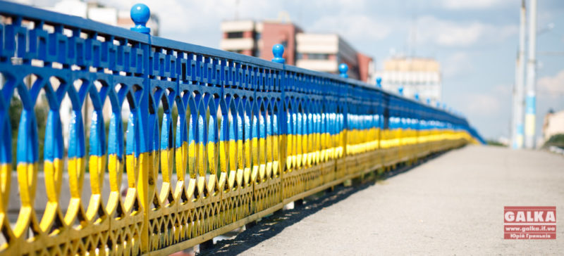 У передмісті Івано-Франківська розмалюють міст у кольори прапора
