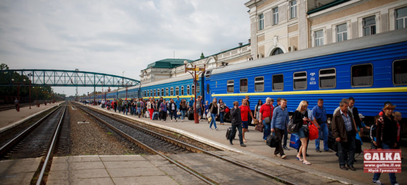 “Укрзалізниця” призначила додаткові потяги на Прикарпатті на Великодні та травневі свята