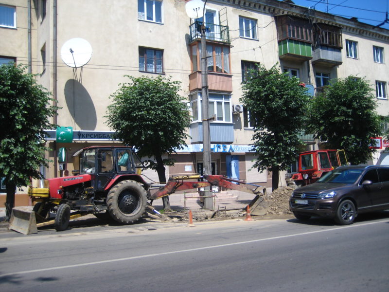 На вулиці Василіянок ремонтують труби водопроводу