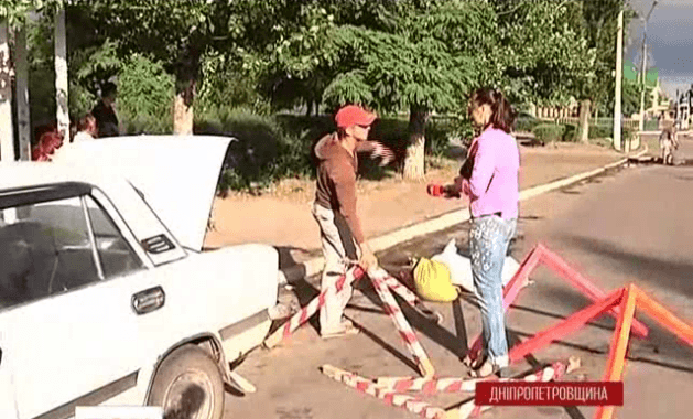 У Дніпродзержинську двоє друзів розпочали ремонт міських доріг самотужки