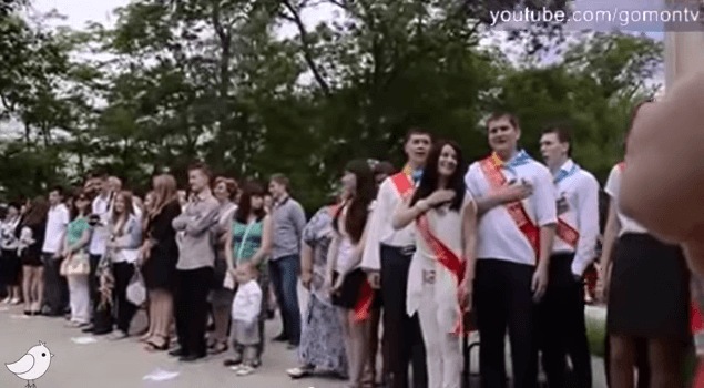 Випускники в Ялті наперекір усім заспівали Гімн України