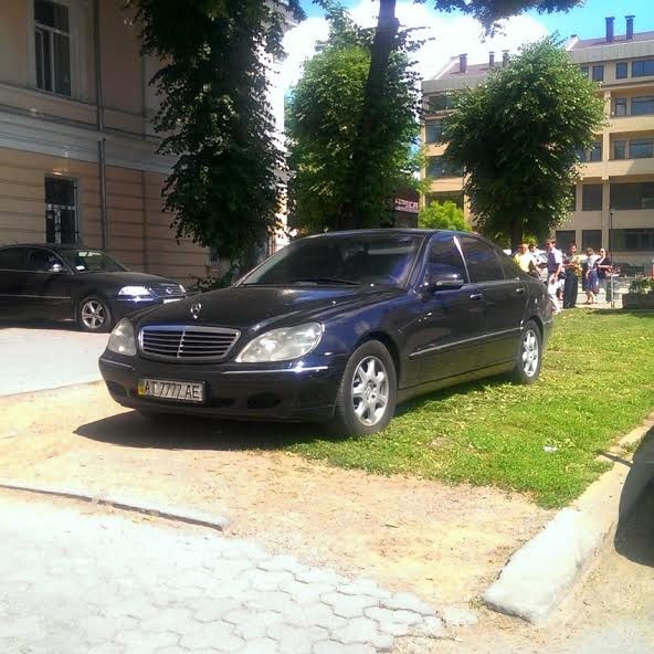 Романюка спіймали на неправильному паркуванні. Депутат каже, що просто вимушений був припаркуватися у невстановленому місці