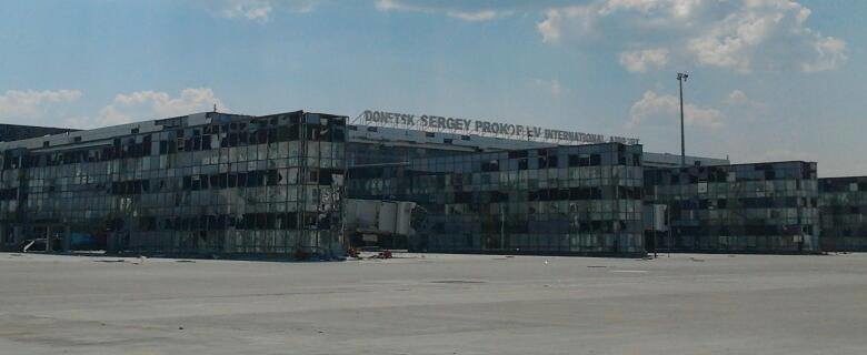 “Кіборги” провели відеоекскурсію старим зруйнованим терміналом, який раніше займали бойовики «ДНР»