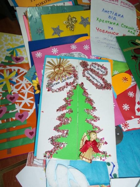 Організатор мосту між Прикарпаттям і ЛНР назбирала вітальні листівки від франківських діток луганським