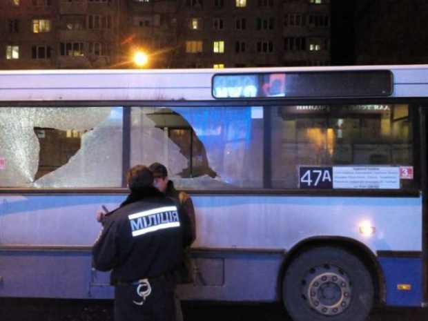 У Львові невідомий обстріляв пасажирський автобус