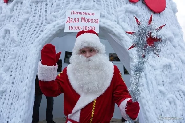 В Одесі запалили в’язану новорічну ялинку