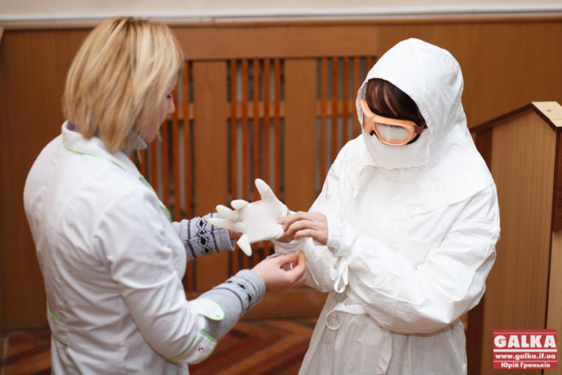 У Франківську медсестри вчилися захищатися від Еболи (ФОТО)