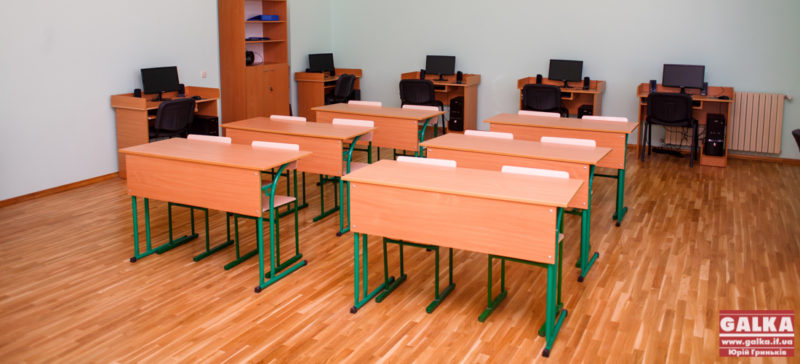 У Калуші закуповують нові меблі для шкіл. У червні на них витратили 150 тисяч гривень