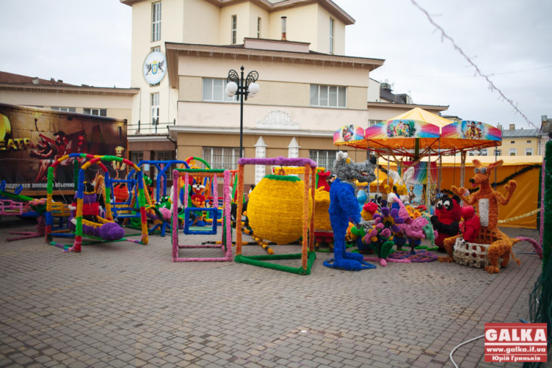 Сьогодні з-під Ратуші мають прибрати конфліктний парк дитячих атракціонів