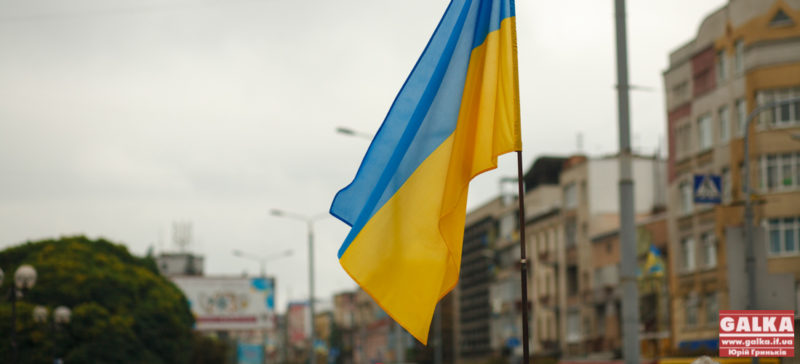 На Донецькому аеропорту майоріє синьо-жовтий прапор (ВІДЕО)