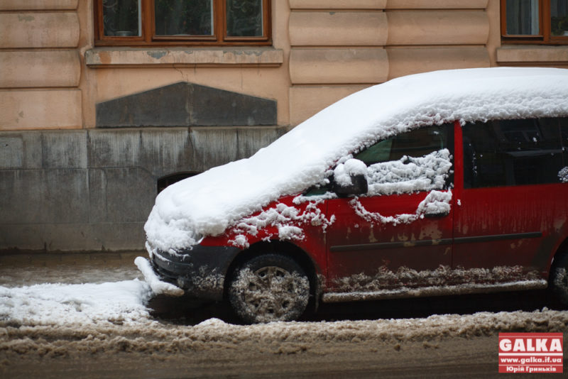 В місті заборонять парковку на вулицях в час снігопадів та торгівлю вінками на тротуарах