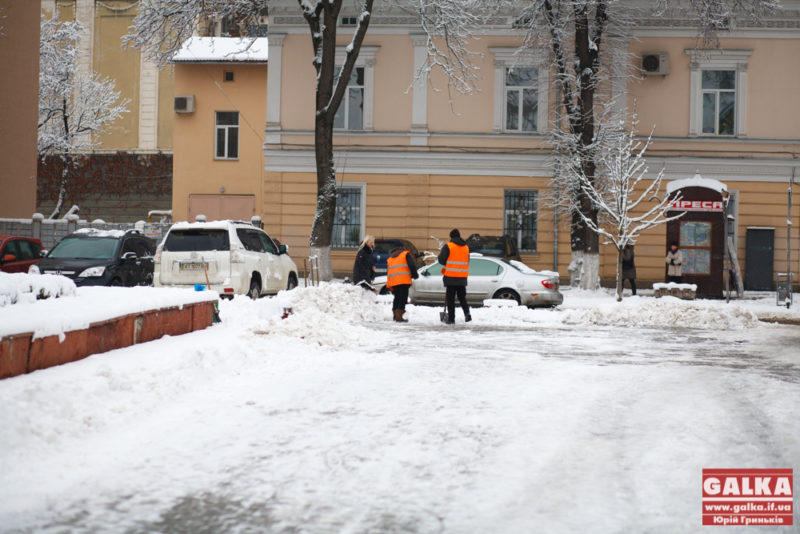 Івано-франківців закликають допомагати комунальникам очищати вулиці від снігу