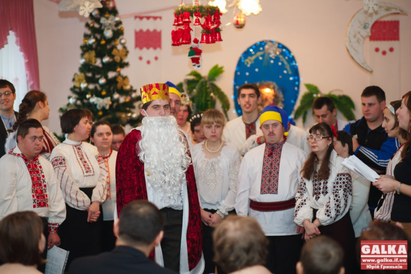 Франківська молодь з особливими потребами розповідала і співала для святого Миколая (ФОТО)
