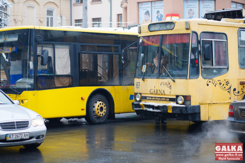 У Франківську зіткнулися тролейбус та автобус: троє пасажирів потрапили у лікарню