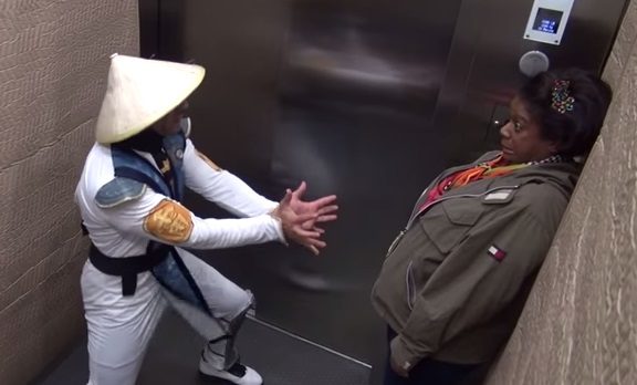 Хлопець у образі героя Мортал Комбат розіграв пасажирів ліфта