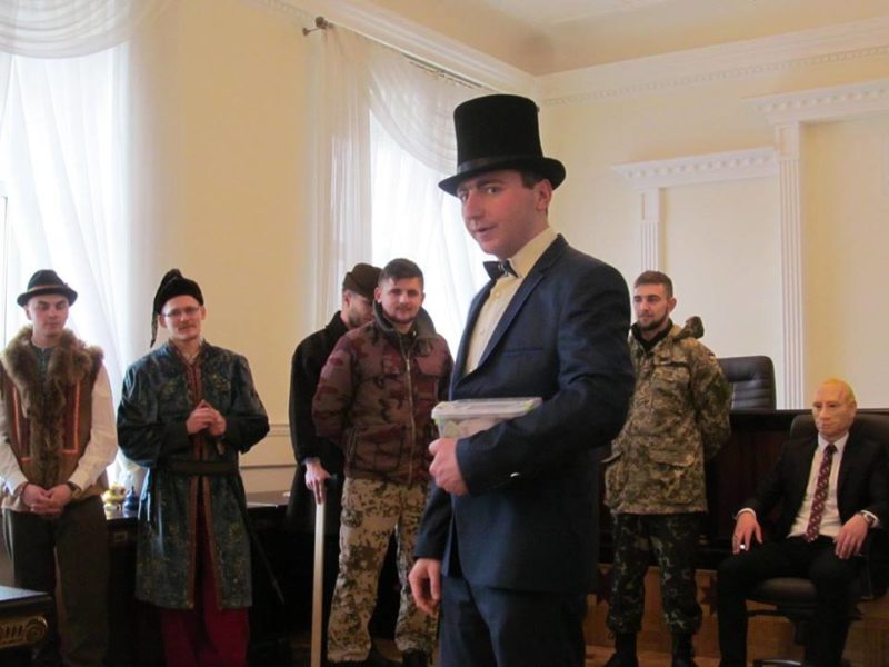 Фронтовий Вертеп завітав до міського суду з різдвяним дійством