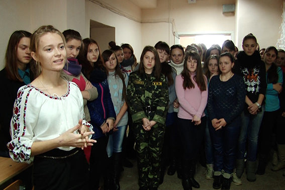Івано-Франківські студенти сплели військовим маскувальну сітку (ФОТО)