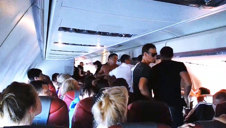 Російські туристи побилися у літаку на висоті 10000 метрів (відео)