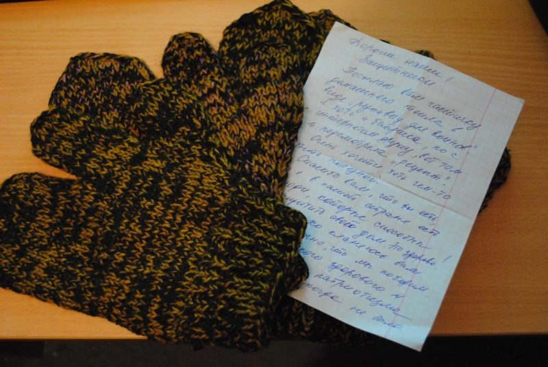 Бабуся сплела для військових теплі рукавиці і написала їм зворушливого листа