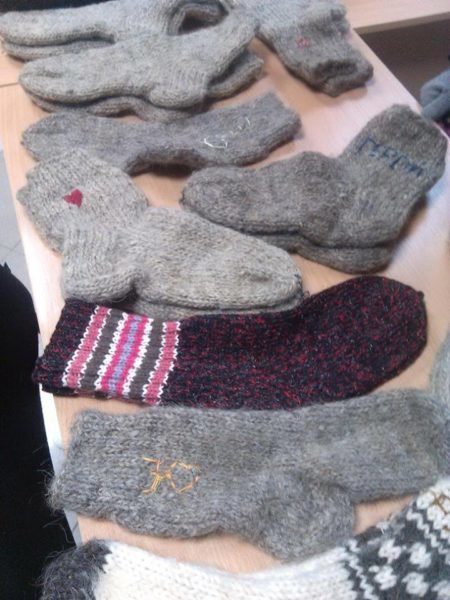 Пластуни вишивали теплі слова на шкарпетках і вкладали в них побажання для вояків
