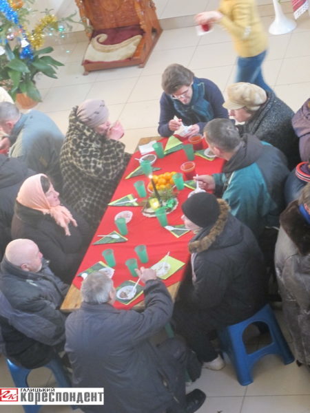 У Франківську шукають помічників, щоб провести обід для бездомних та бідних