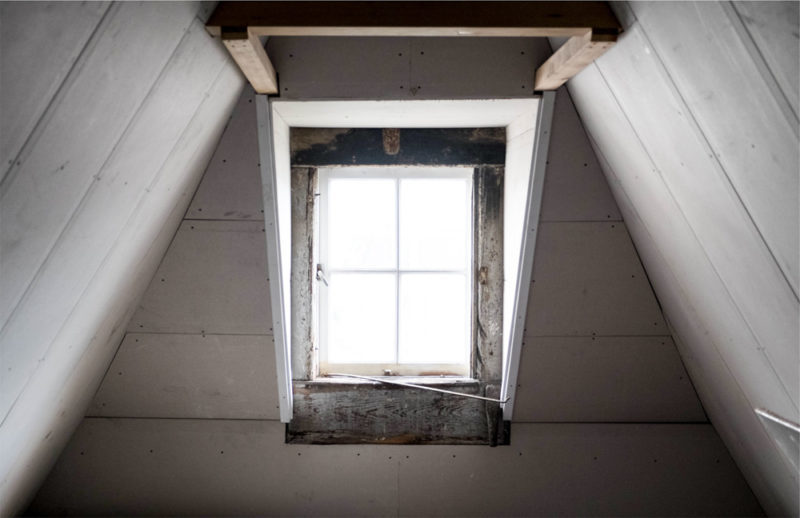 На сходових клітках під’їздів кількох будинків у Надвірній замінять вікна