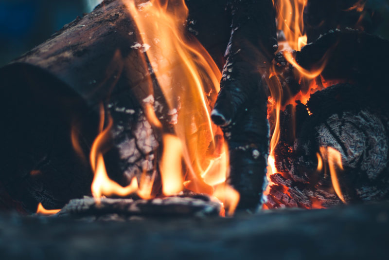“Галка” рекомендує: як розпалити вогонь за допомогою батарейки та обгортки від жуйки (ВІДЕО)