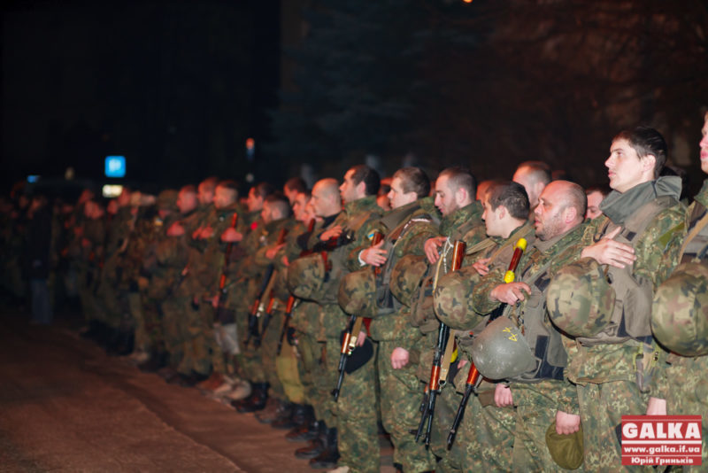 Прикарпатські міліціонери вночі повернулися з зони АТО: на батьківській землі одразу заколядували (ФОТО + ВІДЕО)