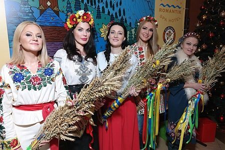 Українські зірки шоу-бізнесу готували кутю та ліпили вареники на Прикарпатті (фото)