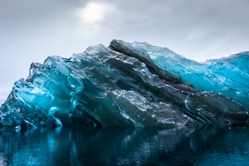 Учасники експедиції до Антарктиди сфотографували айсберг, який перевернувся