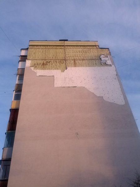 Шквальний вітер зірвав утеплення будинку у Франківську (ФОТОФАКТ)