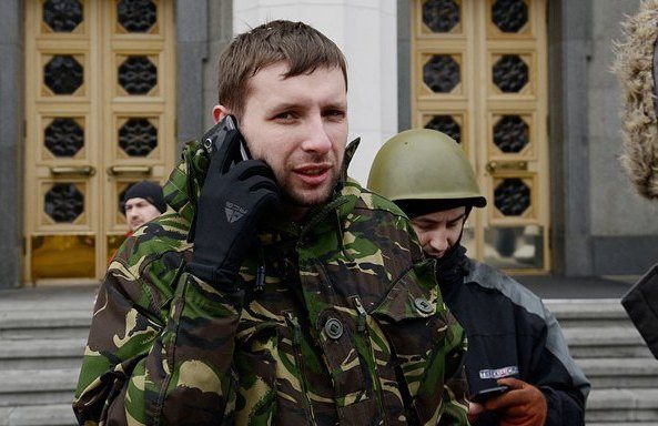 Депутат Парасюк вдарив ногою в голову генерала СБУ (ВІДЕО)