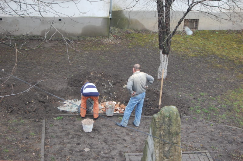Працівники франківської школи закопали сміття на могилі закатованих жертв комунізму (ФОТО)