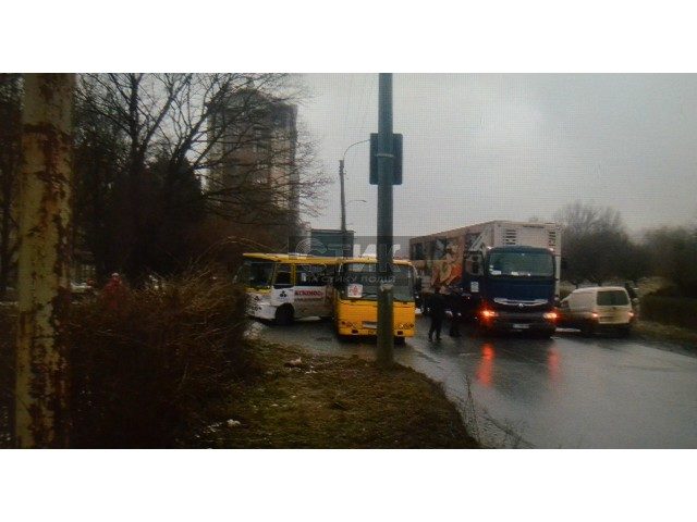 В Івано-Франківську масштабне ДТП – в аварію потрапили вантажівка і маршрутки (ФОТО)