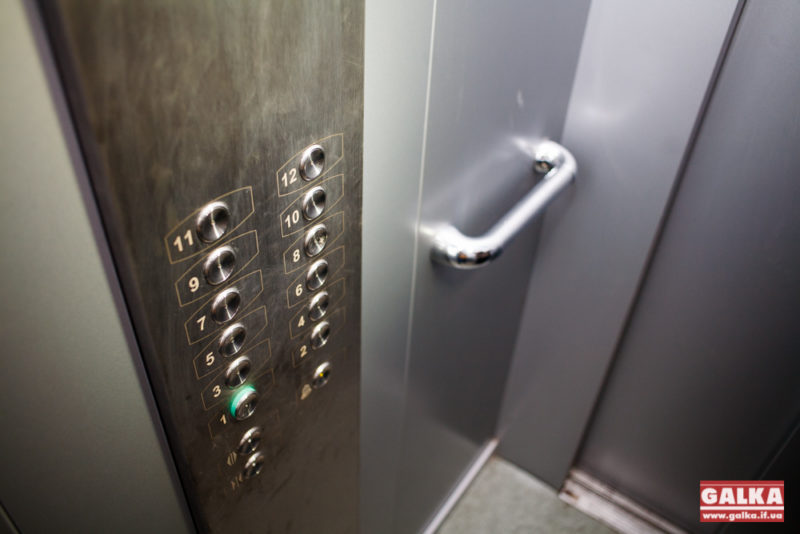 Франківські патрульні звільнили хлопців, які застрягли у ліфті