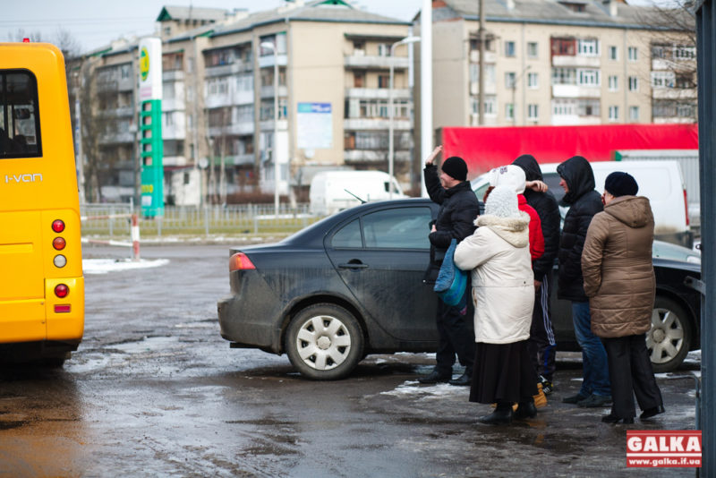 Прощання крізь сльози – з Франківська відправилася чергова група мобілізованих (ФОТО)