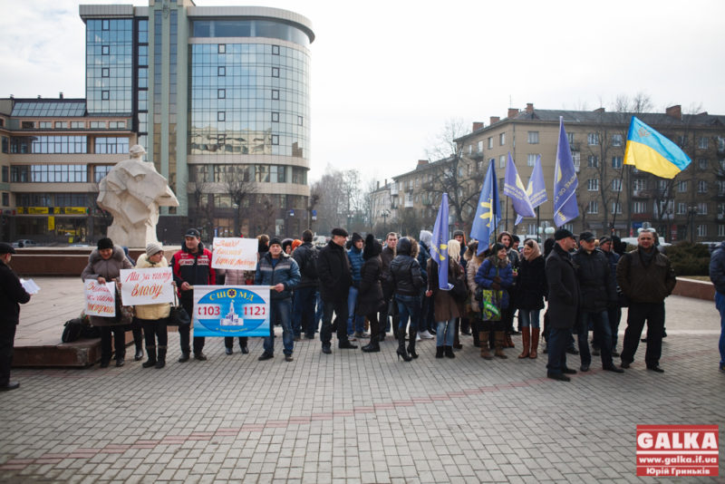Депутатів міської ради зустріли три протестні акції (ФОТО)