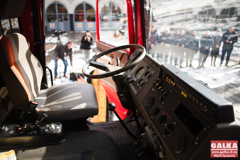 Прикарпатські рятувальники отримали дві відремонтовані пожежні автівки