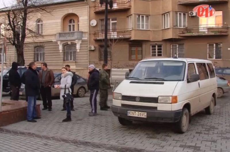 Прикарпатські волонтери передали автомобіль військовим 53-ої бригади