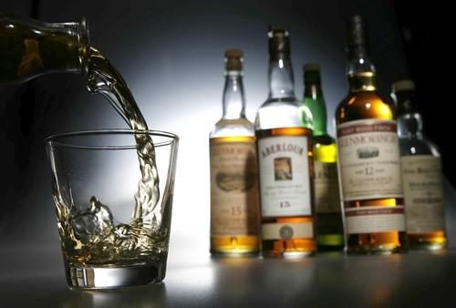 В одному із гаражів Франківська виявили майже 600 пляшок підробленого алкоголю