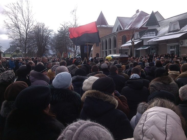 На похорон бійця Ігора Денисіва прийшли сотні мешканців Долинщини