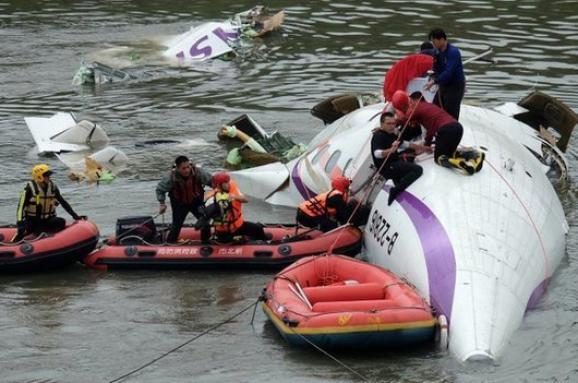 У Тайвані пасажирський літак впав в річку просто посеред міста (відео)