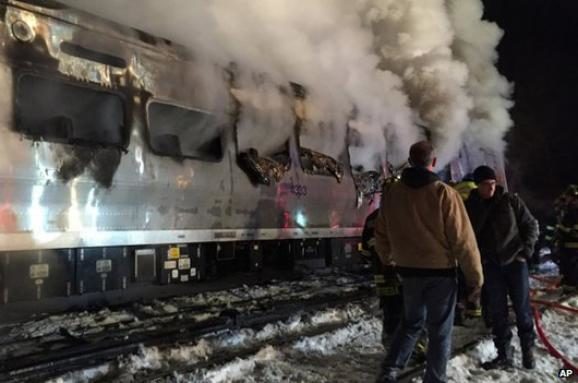 У Нью-Йорку потяг врізався в авто, що застрягло на колії: семеро загиблих