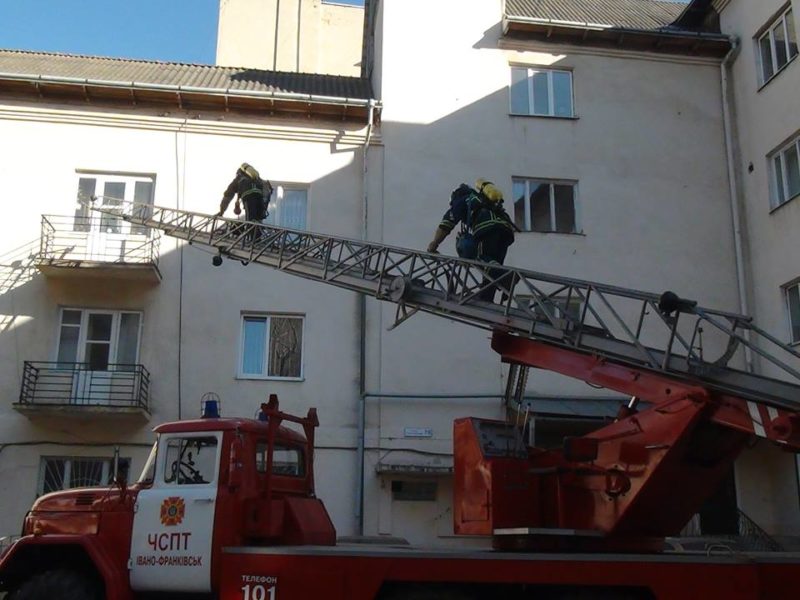 Пожежники тренувалися рятувати ув’язнених від вогню (ФОТО)