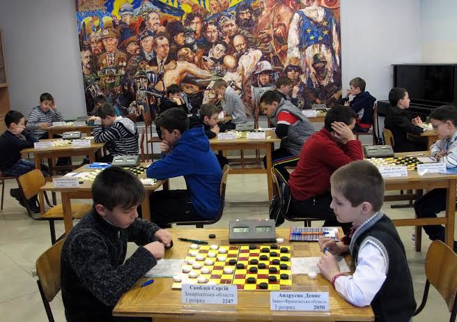 П’ятдесят спортсменів зі всієї України приїхали до Франківська на чемпіонат з шашок