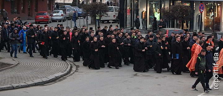В Івано-Франківську сотні людей вшанували пам’ять Героїв Небесної Сотні