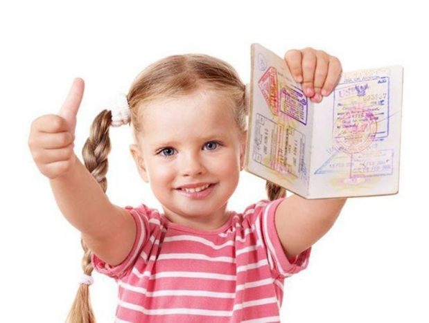 З 1 квітня українські діти зможуть виїхати за кордон тільки за власним паспортом