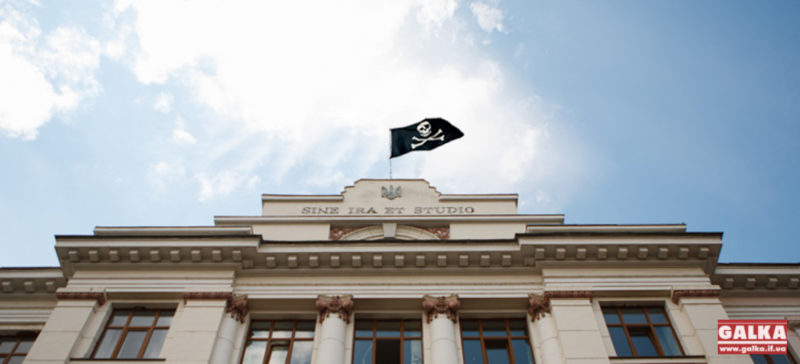 Над будівлею суду на Грюнвальдській підняли чорний прапор (ФОТОФАКТ)