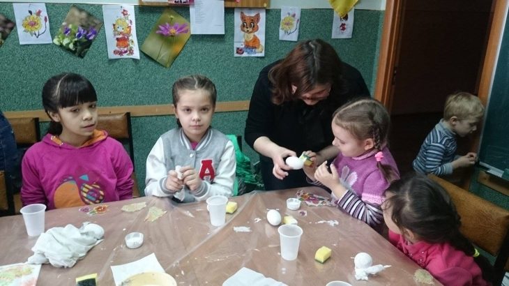 Дітям з родин учасників війни у Івано-Франківську волонтери провели творчий майстер-клас